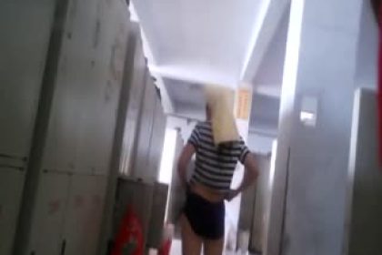 奇葩！男扮女裝進入女澡堂更衣室，一邊偷拍一邊打飛機