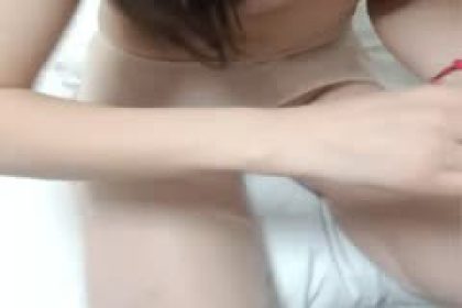 99元會員觀看影片_女神級妖艷性感大美女和3男啪啪,一人拍攝指導2人同時幹,輪流爆插,女說：我伺候不了你3個了!