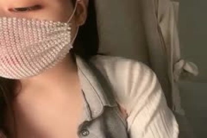 巨乳美女直播自慰給你看哈