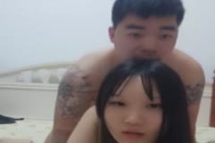 90後情侣自拍打炮视频看那妹子皮肤白皙身材纤细口交男友骑乘位背後位抽插不停娇喘呻吟真是淫乱